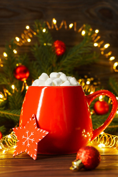 Malvaviscos en una taza roja con decoraciones de Navidad y Año Nuevo. Concepto de vacaciones
. - Foto, Imagen