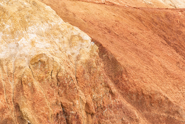 Cañón rojo en las colinas. Erosión del suelo tras la sequía, el cambio climático y la formación de barrancos. Falta de agua en la estepa seca
 - Foto, imagen