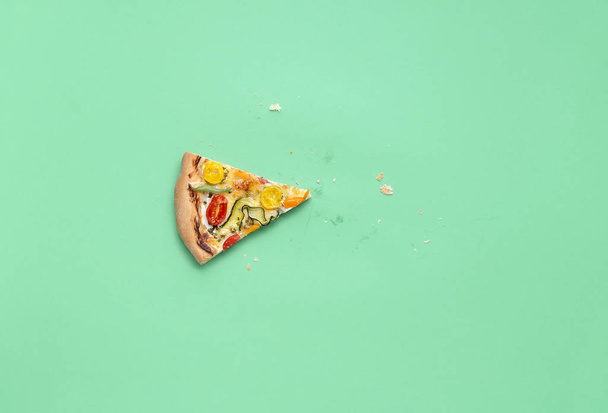 Tek dilim pizza. Pizza primavera dilimi Son dilim pizza - Fotoğraf, Görsel
