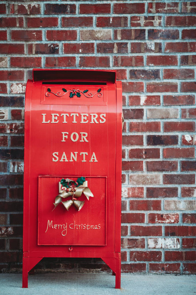 Почтовый ящик для Санты. Красный ящик для писем Санта Клаусу. Почтовый ящик Деда Мороза
. - Фото, изображение
