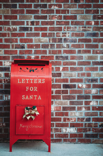Briefkasten für Weihnachtsmann. roter Kasten für Briefe an den Weihnachtsmann. Weihnachtsmann-Briefkasten aus nächster Nähe. - Foto, Bild