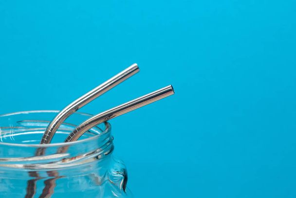 metal straws and cleaning brush in glass jar - Fotoğraf, Görsel