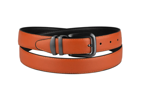 Cinturón de cuero anaranjado de moda atado con hebilla de metal mate oscuro aislado sobre fondo blanco. Hombres moda y concepto de compras
 - Foto, imagen