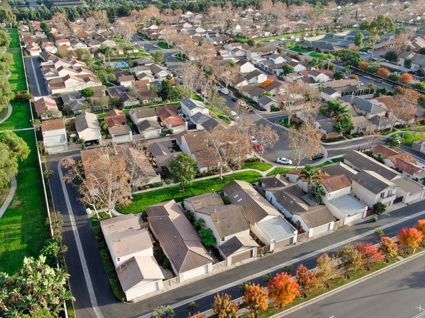 Αεροφωτογραφία της μεσαίας τάξης προαστιακή γειτονιά με σπίτια δίπλα σε κάθε άλλη - Φωτογραφία, εικόνα
