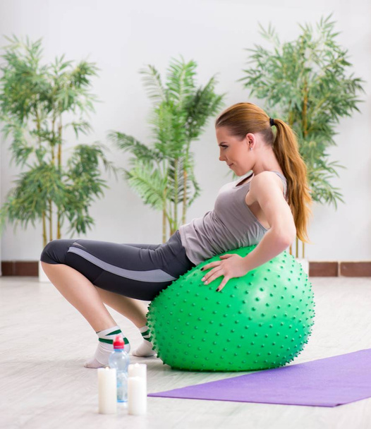 Jovem se exercitando com bola de estabilidade no ginásio - Foto, Imagem