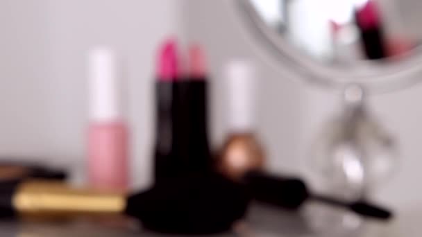 Cosmétiques, produits de maquillage sur table de coiffure, rouge à lèvres, brosse, mascara, vernis à ongles et poudre pour la conception de publicités de marques de luxe beauté et mode
 - Séquence, vidéo