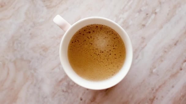 Утренняя чашка кофе с молоком на мраморной каменной плоской лежал, горячий напиток на стол плоский, вид сверху пищевая видеография и рецепт вдохновения для приготовления vlog
 - Кадры, видео