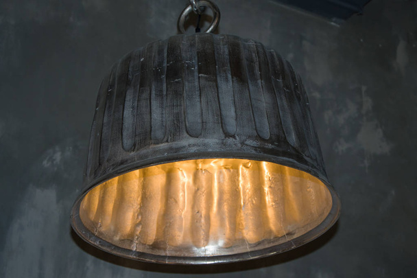 Elemento d'arredo elegante, una lampada con paralume in metallo illumina la stanza
. - Foto, immagini