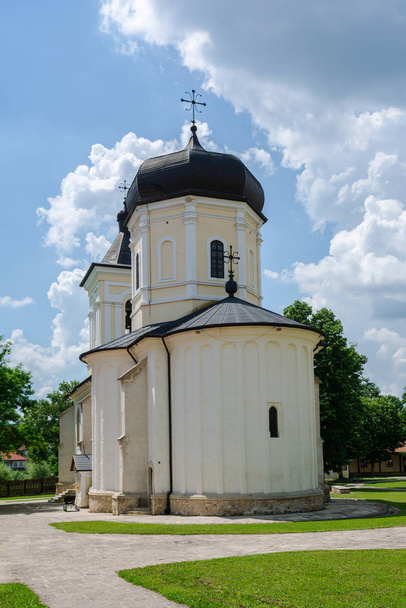 Capriana Manastırı, Moldova 'daki eski taş yaz kilisesi manzarası - Fotoğraf, Görsel