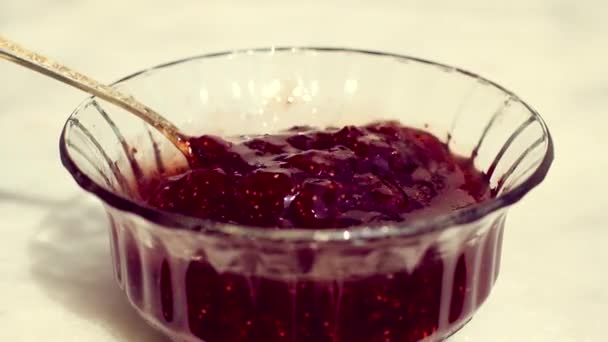 Μαρμελάδα φράουλας confiture για πρωινό και χρυσό κουτάλι, vintage ηλιακό φως - Πλάνα, βίντεο