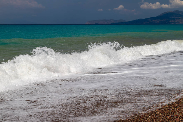 Kavicsos / apró kavicsos strand Rhodes sziget nyugati partján Kat közelében - Fotó, kép