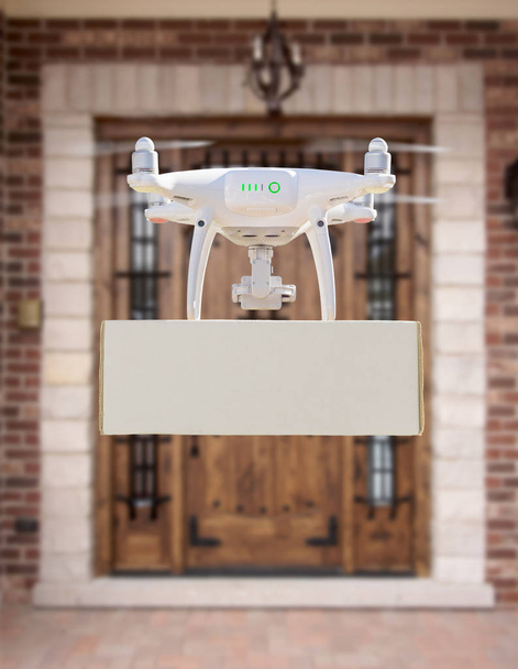 Paquete de entrega de drones al porche de la casa
 - Foto, imagen