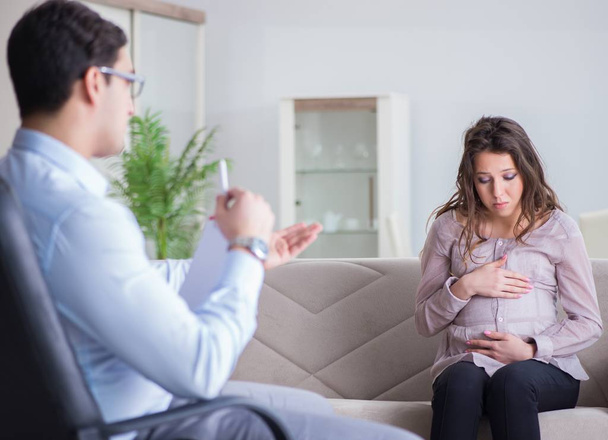 Terhes nő látogató pszichológus orvos - Fotó, kép