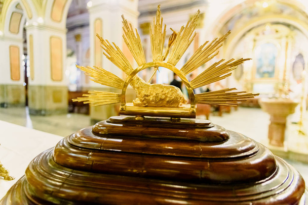 Bir Katolik kilise içinde bir kuzu altın heykel, zenginlik ve  - Fotoğraf, Görsel