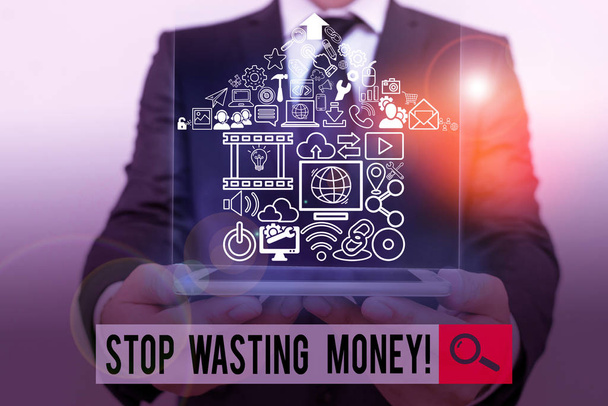 Stop Israf Para gösteren kavramsal el yazısı. Tasarruf etmeye başlamak ve akıllıca kullanmak için advicing gösteren veya grup vitrine İş fotoğrafı. - Fotoğraf, Görsel