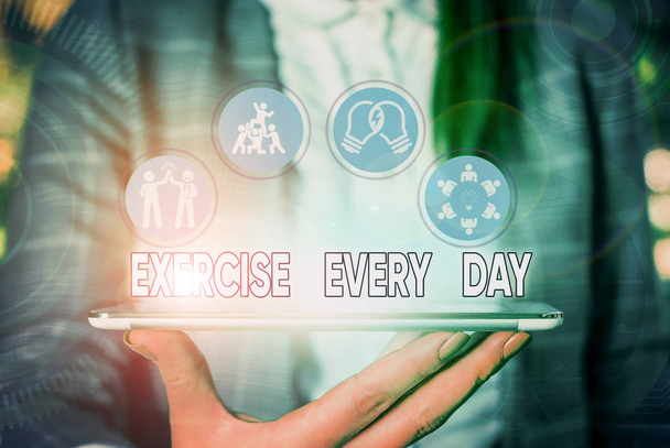 Znak tekstowy przedstawiający ćwiczenie każdego dnia. Koncepcyjny przenieść ciało energicznie, aby uzyskać dopasowanie i zdrowy. - Zdjęcie, obraz