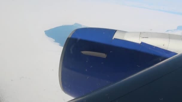 Vista da turbina da aeronave da janela do avião que voa no inverno
. - Filmagem, Vídeo