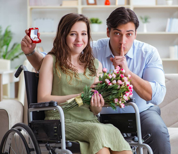 Muž dělá nabídku k sňatku zdravotně postižené ženě na invalidním vozíku - Fotografie, Obrázek
