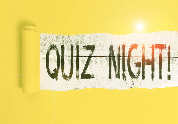 Mesaj işareti Quiz Night 'ı gösteriyor. Bireyler arasındaki kavramsal fotoğraf akşamı test bilgisi yarışması. Karton ortadan ikiye bölünmüş ve klasik ahşap bir masanın üzerine yerleştirilmiş.. - Fotoğraf, Görsel