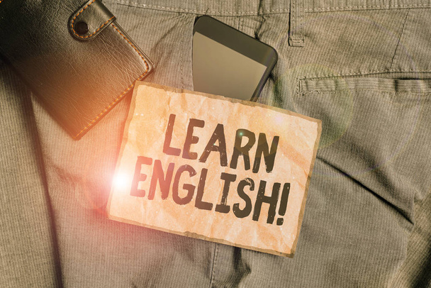 英語を学ぶを示す概念的な手書き。財布付きのズボンフロントポケットの中のスマートフォンデバイスを勉強することで、新しい言語で知識を得るビジネス写真. - 写真・画像