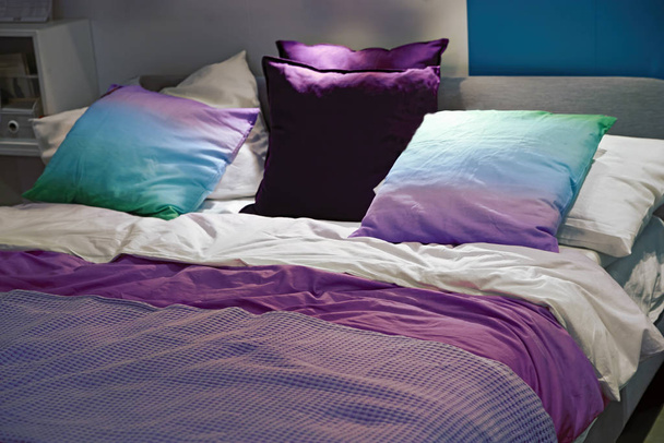 Cama y juego de almohadas con corredor de cama
 - Foto, Imagen