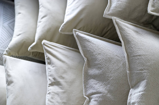 Квадратні білі м'які пухові подушки
 - Фото, зображення