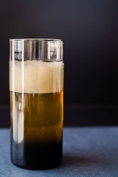 黒を基調とした爽やかなビールのグラス - 写真・画像