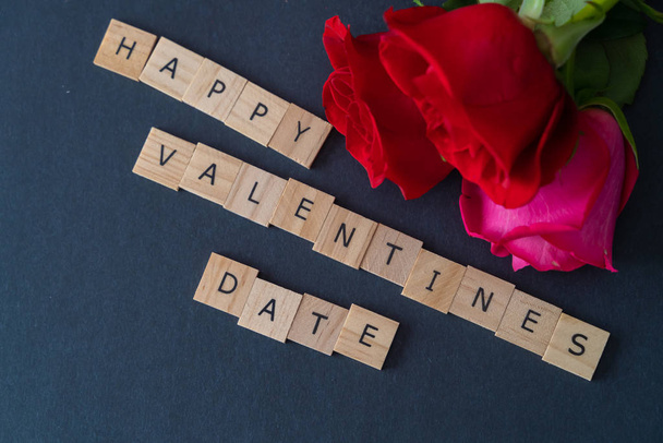 świeże cięte róże na Walentynki - Romantyczna koncepcja na czarnym tle - Zdjęcie, obraz