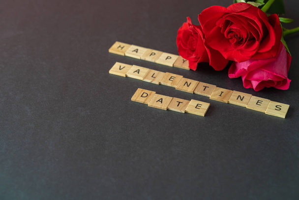 バレンタインの日のための新鮮なカットバラ-黒の背景にロマンチックなコンセプト - 写真・画像
