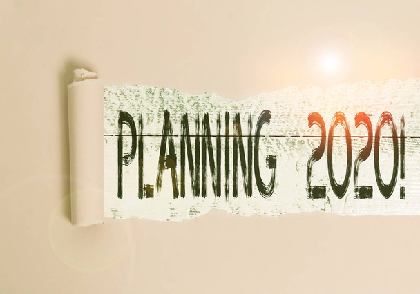 Handschrift Textplanung 2020. Konzept bedeutet Prozess der Planung für etwas im nächsten Jahr Karton, der in der Mitte gerissen wird platziert über einem klassischen Holztisch. - Foto, Bild