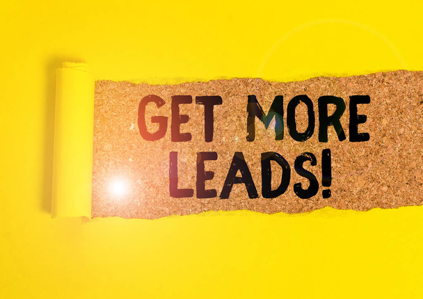 Текст для написания слов Get More Leads. Бизнес-концепция для инициации потребительский интерес или запроса продуктов или услуг Картон, который разрывается в середине помещен над деревянным классическим столом
. - Фото, изображение