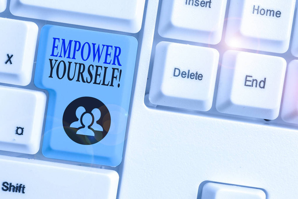 Scrivere una nota che mostra Empower Yourself. Business photo showcase prendere il controllo dei nostri obiettivi di impostazione della vita e fare scelte
. - Foto, immagini