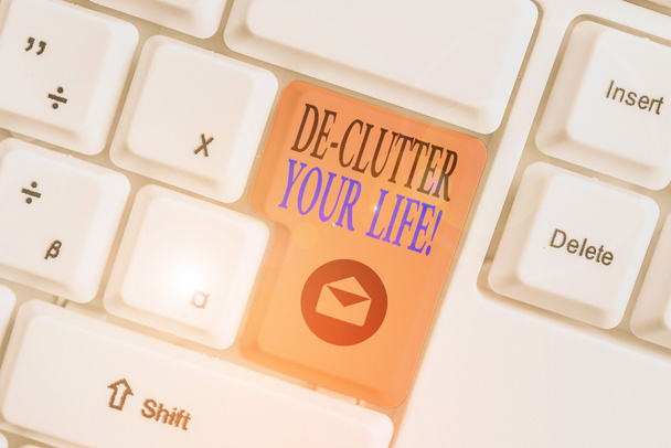 De Clutter Your Life gösteren kavramsal el yazısı. İş fotoğrafı metni, gereksiz öğeleri dağınık veya aşırı kalabalık yerlerden kaldırır. - Fotoğraf, Görsel