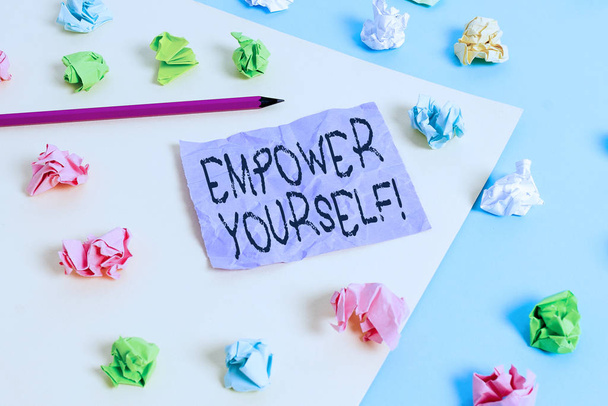 Escrevendo uma nota mostrando o Empower Yourself. Foto de negócios mostrando assumir o controle de nossos objetivos de definição de vida e fazer escolhas Papéis coloridos amassados vazio lembrete azul amarelo clothespin
. - Foto, Imagem