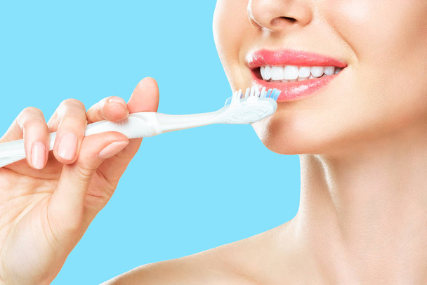 Dientes blancos con cepillo de dientes. Fondo de salud dental
 - Foto, Imagen