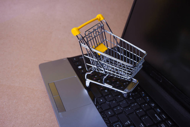 Handel elektroniczny. Zakupy online, koszyk na klawiaturze laptopa. - Zdjęcie, obraz