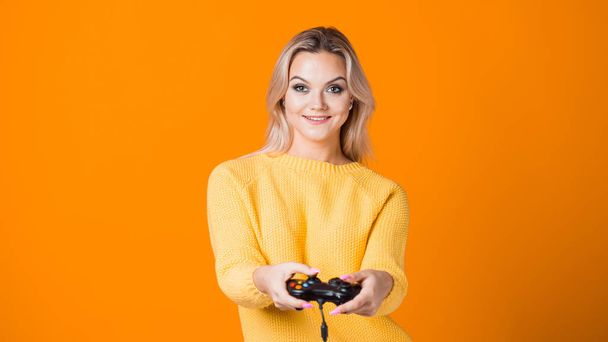 Girl gamer. Play computer games, a modern hobby and sport. - Foto, afbeelding