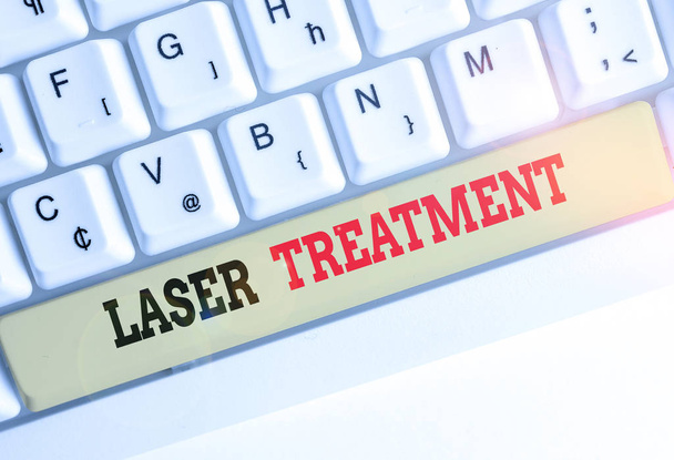 Escrita de mão conceitual mostrando tratamento a laser. Foto de negócios mostrando qualquer uma das várias técnicas médicas e cirúrgicas usando lasers
. - Foto, Imagem