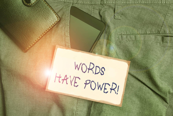 El yazısı metni yazarken kelimelerin gücü vardır. Anlamı kavrayabildikleri için birinin yaralanmasını veya yaralanmasını öndeki pantolonun cebindeki akıllı telefon cihazını cüzdan ve kağıt ile iyileştirebilirler.. - Fotoğraf, Görsel