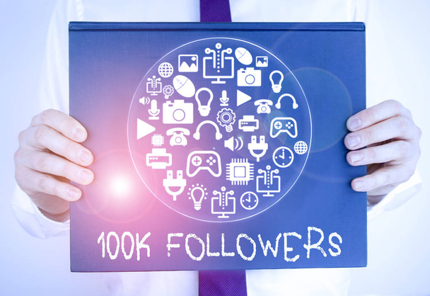 Nota de escritura mostrando seguidores de 100K. Foto de negocios mostrando el número de personas que siguen a alguien en Instagram
. - Foto, imagen