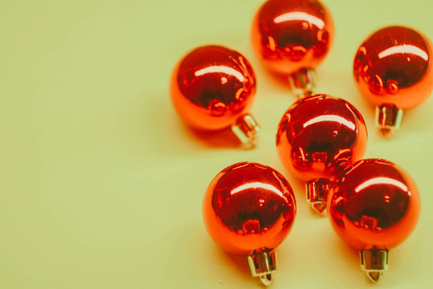 Red Christmas balls on mint background. Celebration concept - Foto, Imagen
