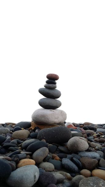 relaxační barevné kameny umístěny na sebe zen styl s bílým pozadím - Fotografie, Obrázek