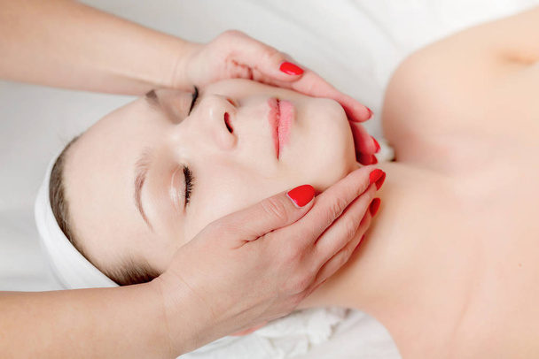 Closeup de mulher jovem recebendo tratamento de massagem spa em beleza s
 - Foto, Imagem