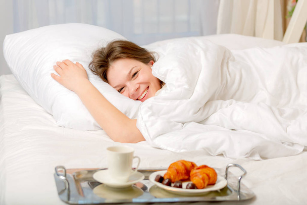 ベッドの横にあるトレイの上の朝食の女の子 - 写真・画像