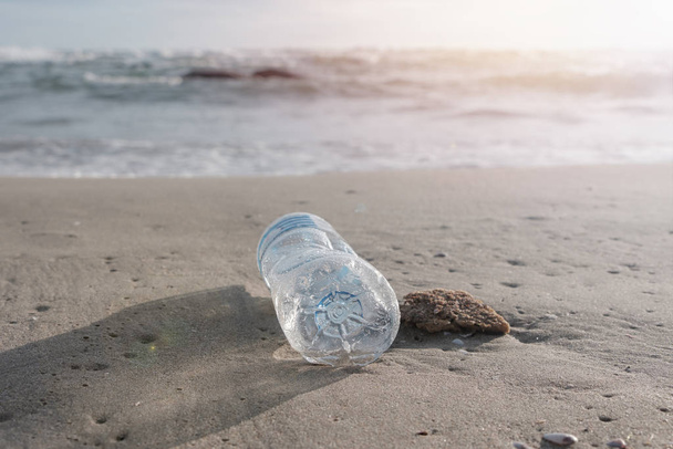 Пластикова пляшка на піщаному пляжі, Забруднення пластикових відходів у морі
 - Фото, зображення