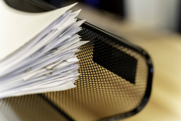 Stapel papieren document op kantoor in dienblad op het werk - Foto, afbeelding