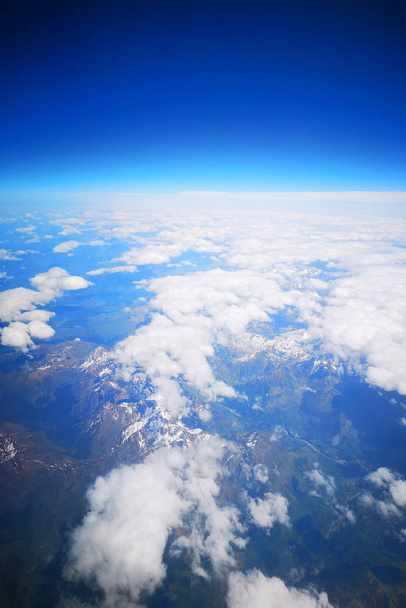 飛行機の窓から見える白い雲. - 写真・画像
