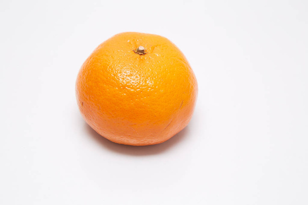 Primer plano de naranja sobre fondo blanco
 - Foto, Imagen
