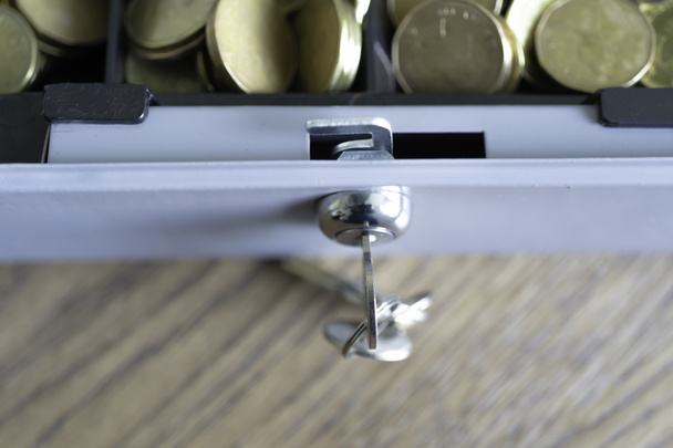 Cashbox κλειδαριά με κλειδιά και γεμάτη κέρματα - Φωτογραφία, εικόνα