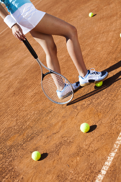 Mujer jugando al tenis en verano
 - Foto, Imagen